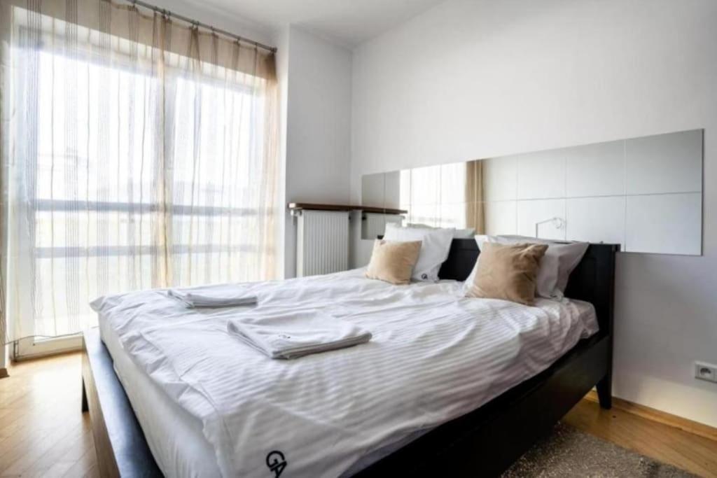 - Great Location - One Bedroom - Platinum Towers Apartment *